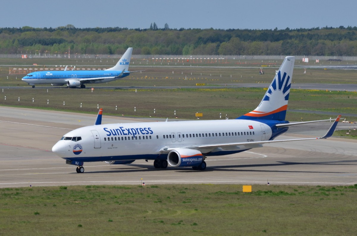 TC-SNJ SunExpress Boeing 737-86J(WL)  in Tegel zum Gate  29.04.2015