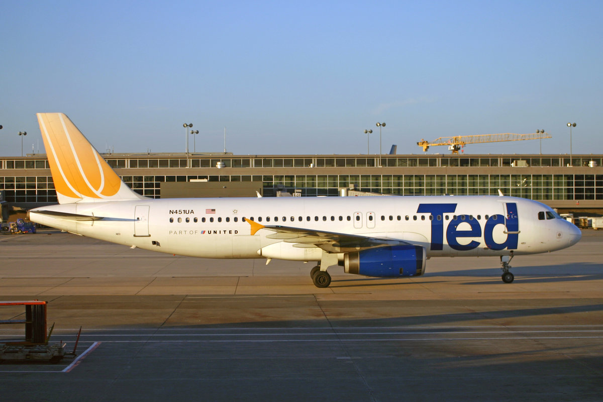 Ted, N451UA, Airbus A320-232, msn: 865, 24.Dezember 2016, IAD Washington Dulles, USA