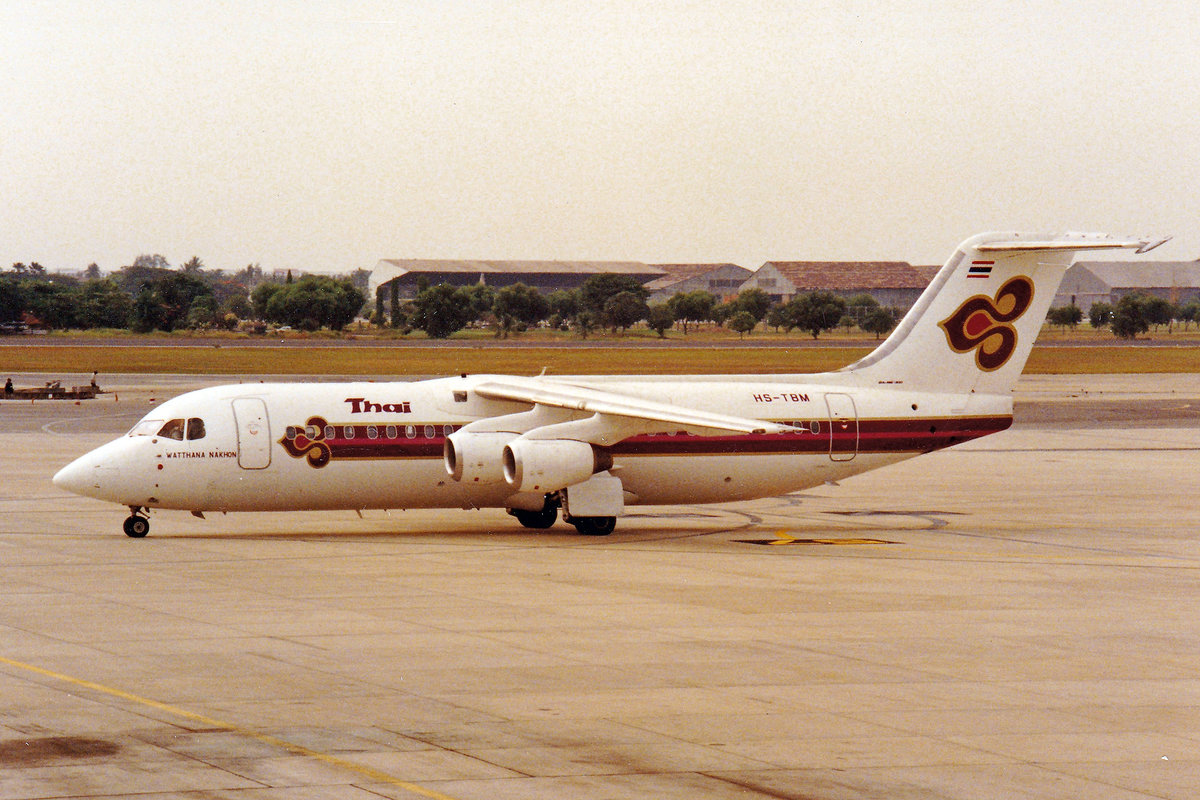Thai Airways, HS-TBM,  BAe 146-300, msn: E3206, Juni 1992, DMK Bangkok Don Mueang, Thailand. Scan aus der Mottenkiste.