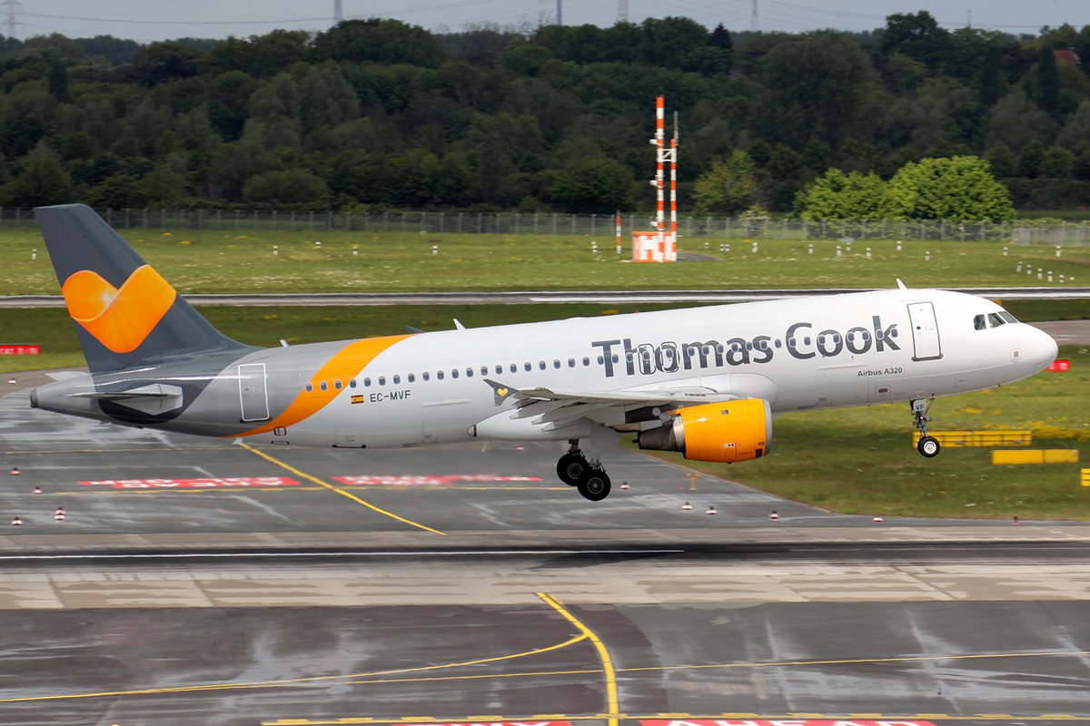 Thomas Cook Balearics Airbus A320-212 EC-MVF bei der Landung in Düsseldorf 4.5.2019