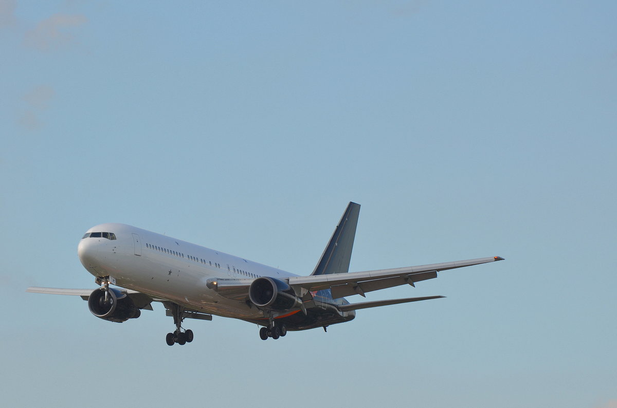 Titan Airways Boeing 767 G-POWD auf Besuch zum G20-Gipfel am Airport Hamburg Schmidt am 06.07.17