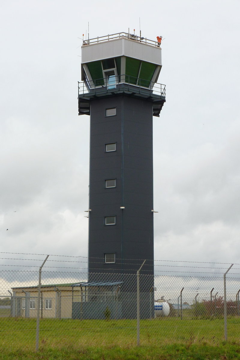 Tower des Verkehrslandeplatzes Giebelstadt (EDQG). Aufgenommen am 10.10.2020.