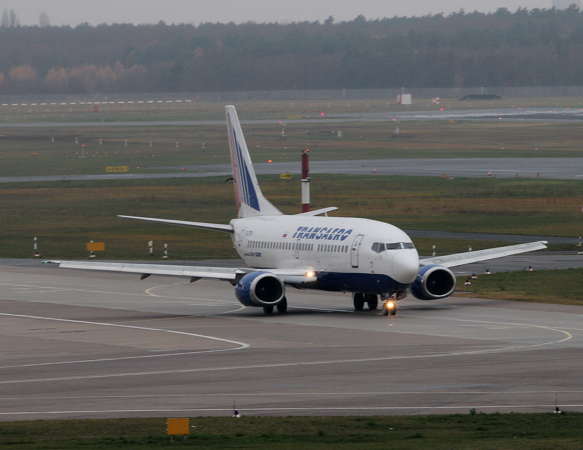 Transaero B 737-5YO EI-DTW bei der Ankunft in Berlin-Tegel am 24.11.213