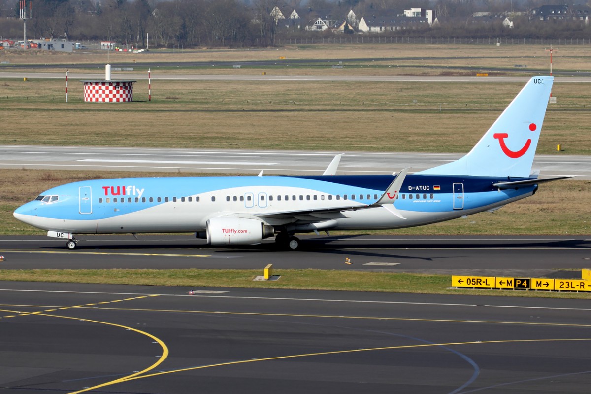 Tuifly D-ATUC rollt zum Gate in Düsseldorf 23.3.2015