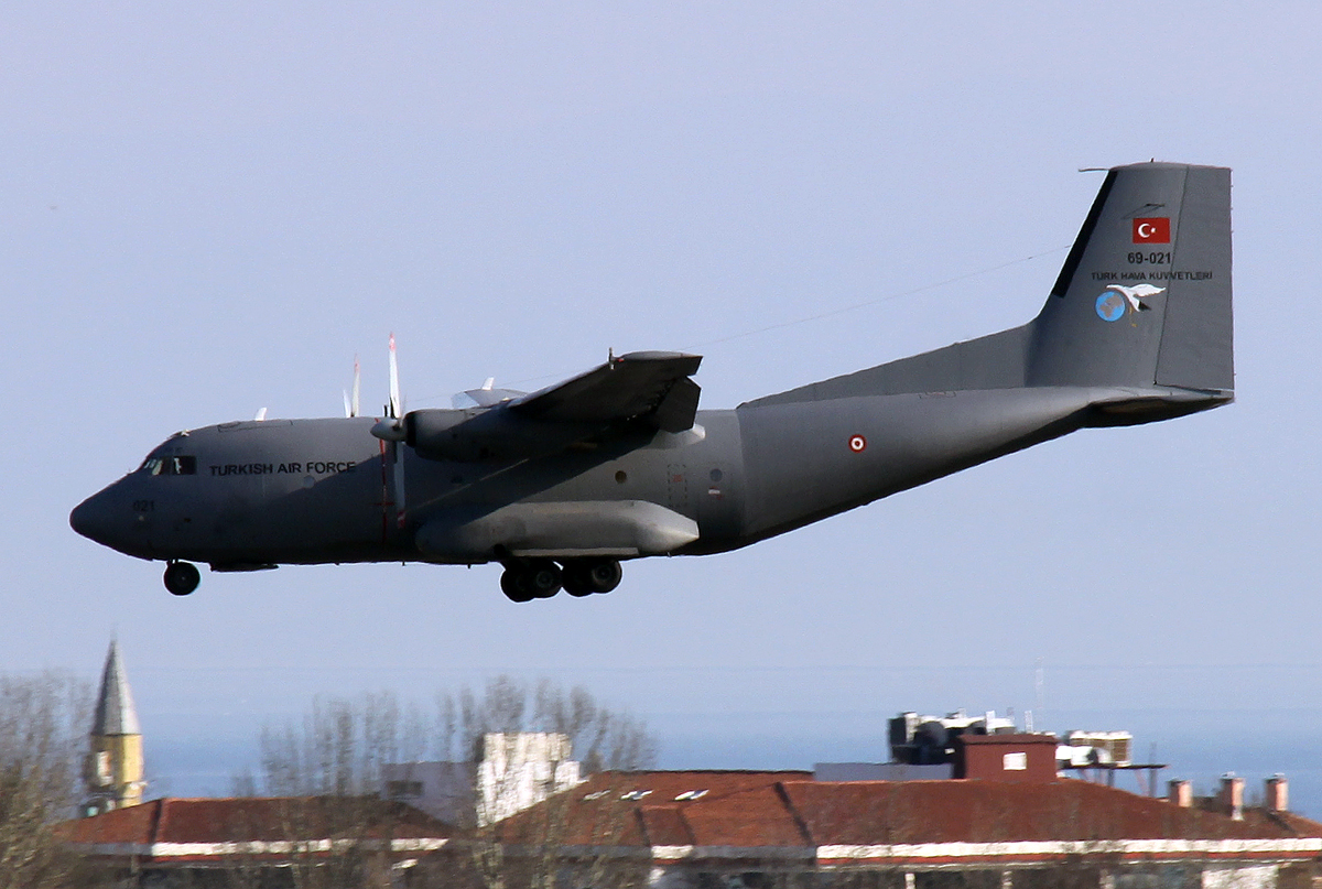 Turkey Air Force C-160 Transall 69-021 im Anflug auf 23 in IST / LTBA / Istanbul Ataturk am 20.03.2014