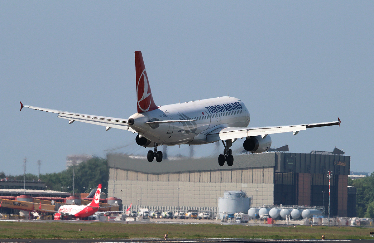 Turkish Airlines A 320-214 TC-JPA bei der Landung in Berlin-Tegel am 19.05.2013