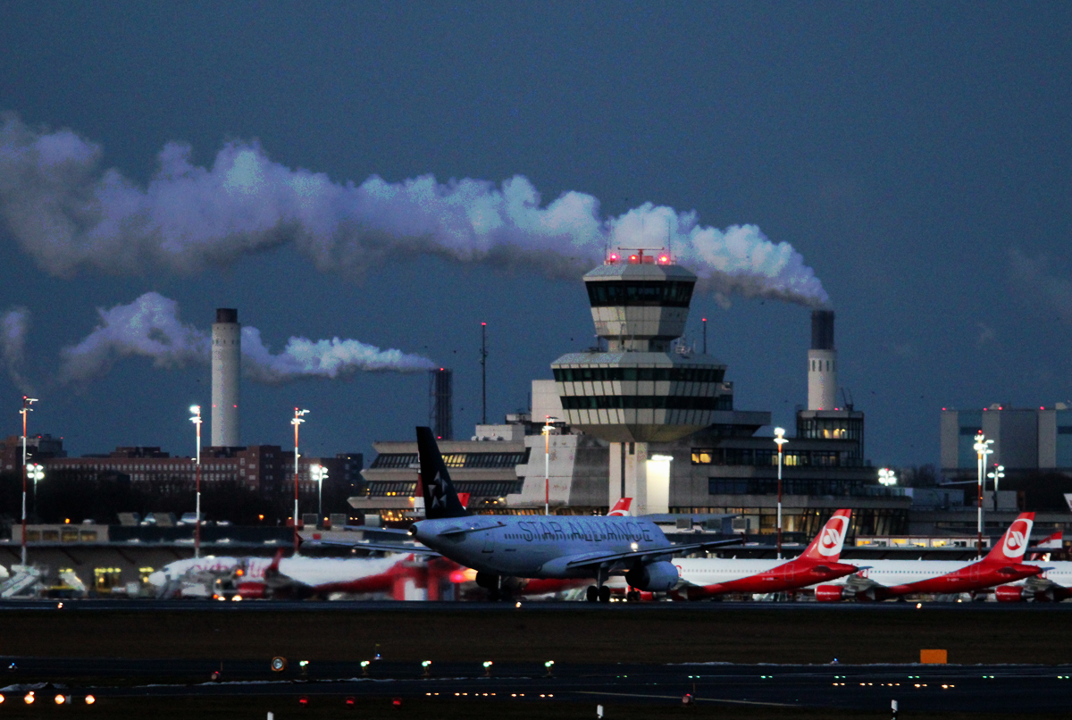 Turkish Airlines A 320-232 TC-JPE beim Start in Berlin-Tegel am frhen Morgen des 08.02.2015