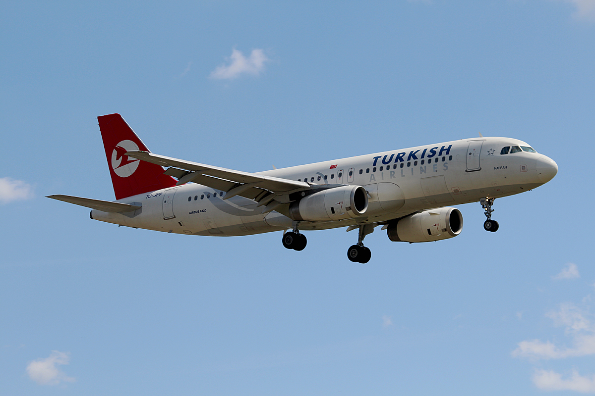 Turkish Airlines A 320-232 TC-JPP bei der Landung in Berlin-Tegel am 20.07.2015