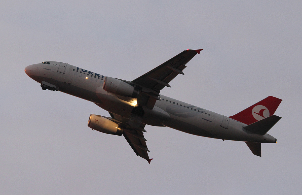 Turkish Airlines A 320-232 TC-JPR beim Start in Berlin-Tegel am frhen Morgen des 19.10.2013