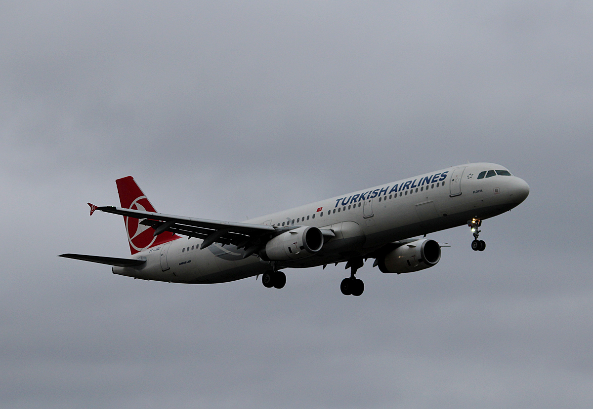 Turkish Airlines A 321-231 TC-JRV bei der Landung in Berlin-Tegel am 29.11.2015