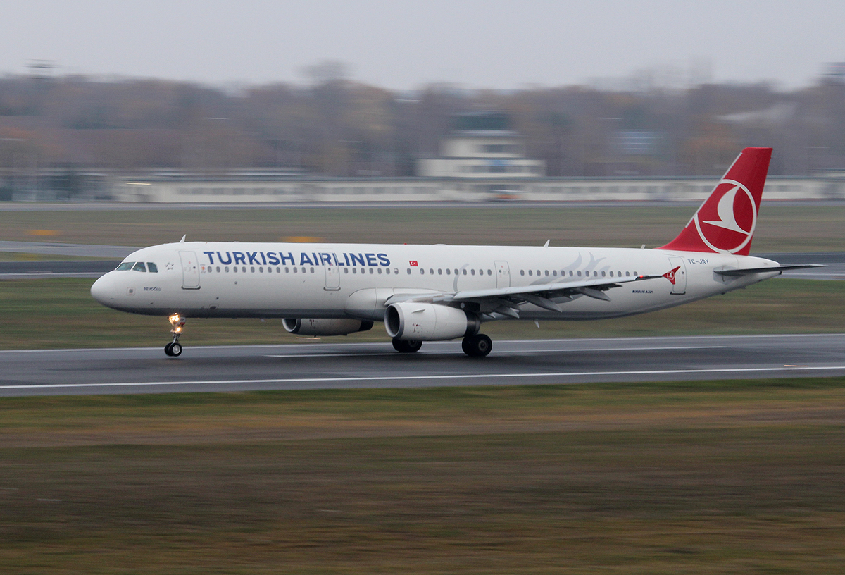 Turkish Airlines A 321-231 TC-JRY beim Start in Berlin-Tegel am 24.11.2013