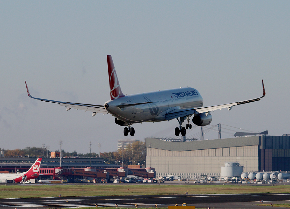 Turkish Airlines A 321-231 TC-JSK bei der Landung in Berlin-Tegel am 19.10.2014