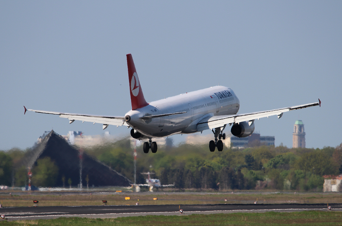 Turkish Airlines A 321-232 TC-JMI bei der Landung in Berlin-Tegel am 05.05.2013