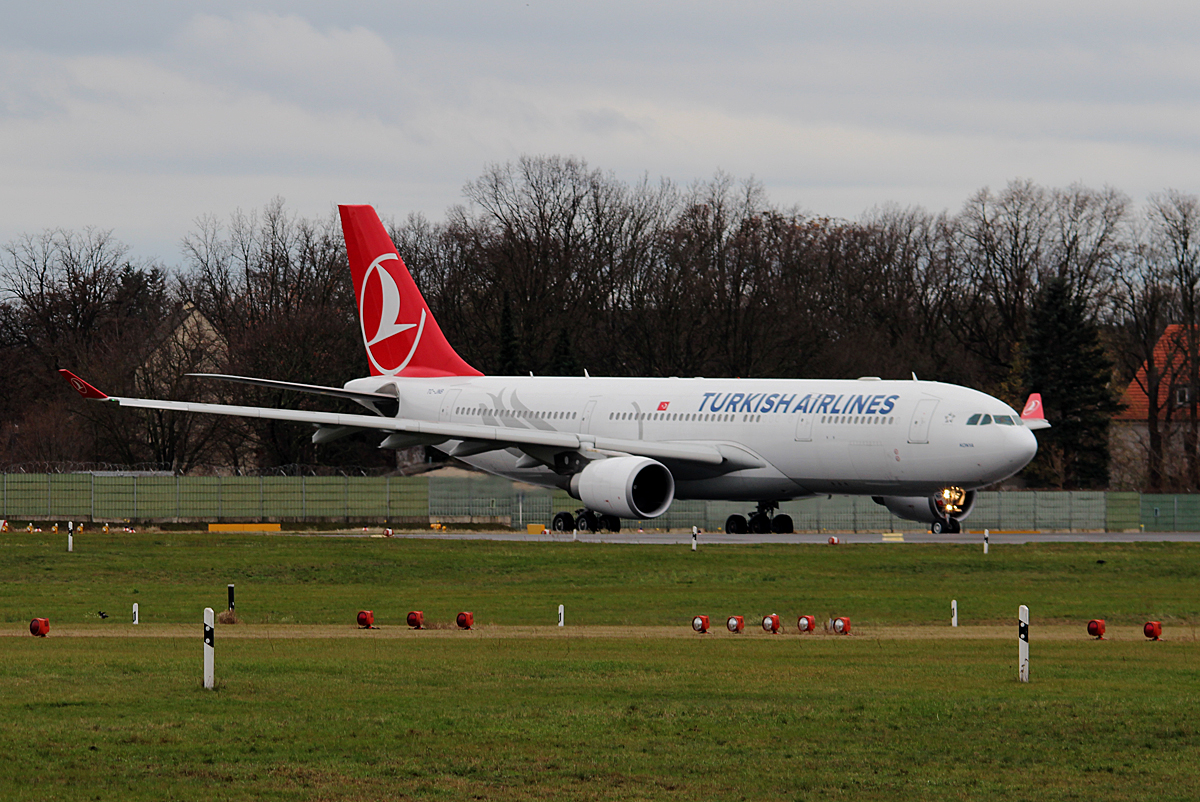 Turkish Airlines A 330-203 TC-JNB kurz vor dem Start in Berlin-Tegel am 29.11.2015