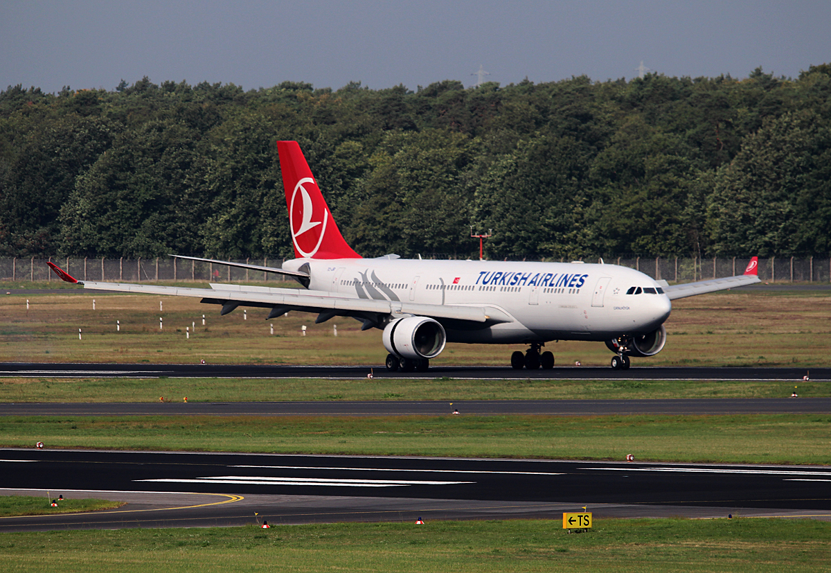 Turkish Airlines A 330-223 TC-JIR nach der Landung in Berlin-Tegel am 13.09.2015