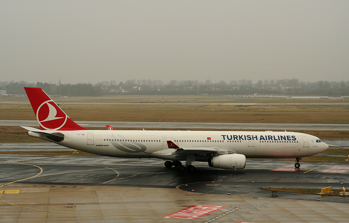 Turkish Airlines A 330-343E TC-JNL am 10.03.2015 auf dem Flughafen Dsseldorf