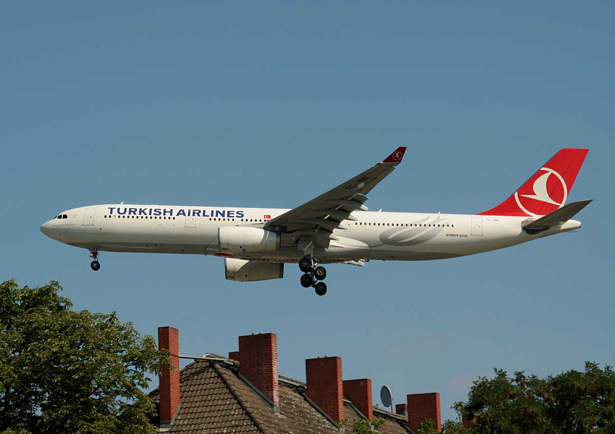 Turkish Airlines A 330-343E TC-JNR bei der Landung in Berlin--Tegel am 11.07.2015