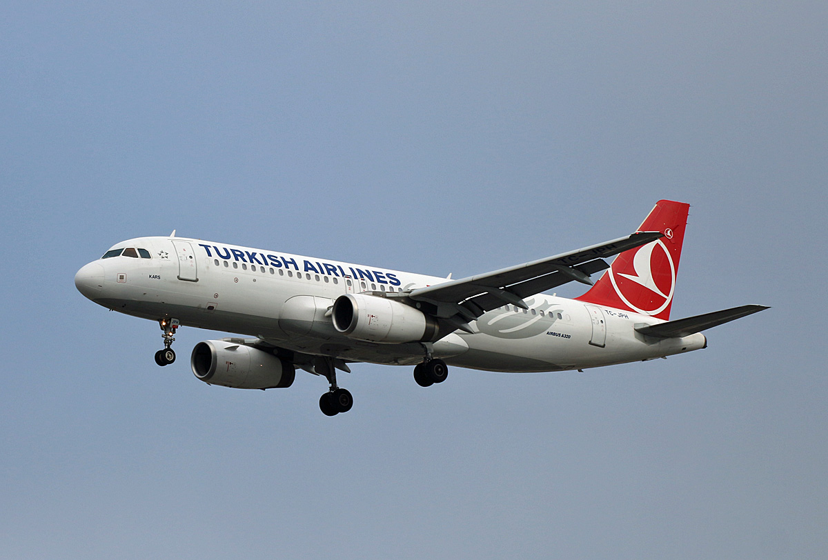 Turkish Airlines, Airbus A 320-232, TC-JPH, TXL, 19.01.2020