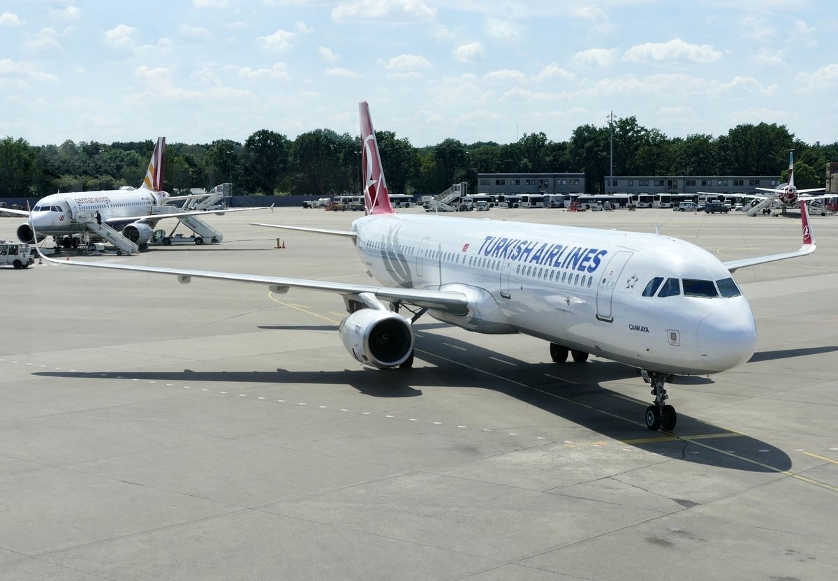 Turkish Airlines, Airbus A321 -231, TC-JTD, Berlin -Tegel (TXL) Gate 14, im Juni 2019.