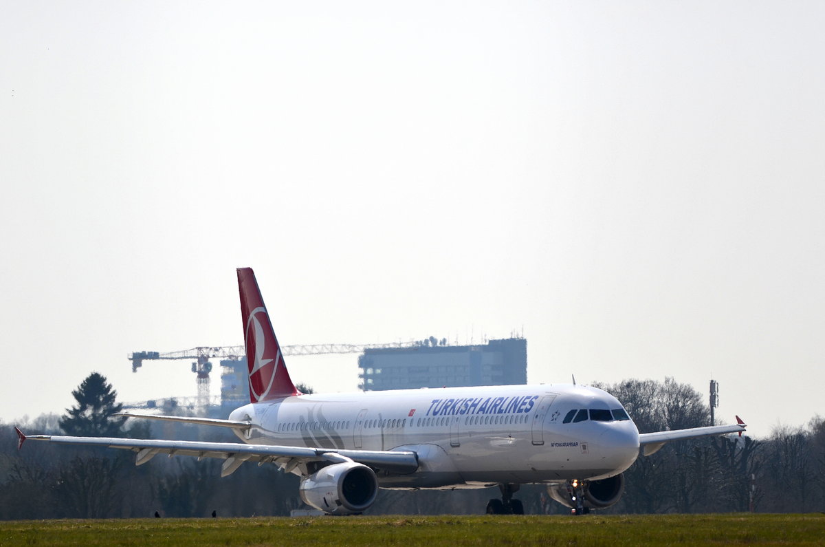 Turkish Airlines Airbus A321 TC-JRM Afyonkarahisar(auch kurz Afyon) ist eine Stadt in der Türkei.Mit ihren etwa 209.000 Einwohnern (2014) ist die westanatolische Stadt das Verwaltungszentrum der Provinz Afyonkarahisar) am 08.04.18 am Airport Hamburg Helmut Schmidt aufgenommen.