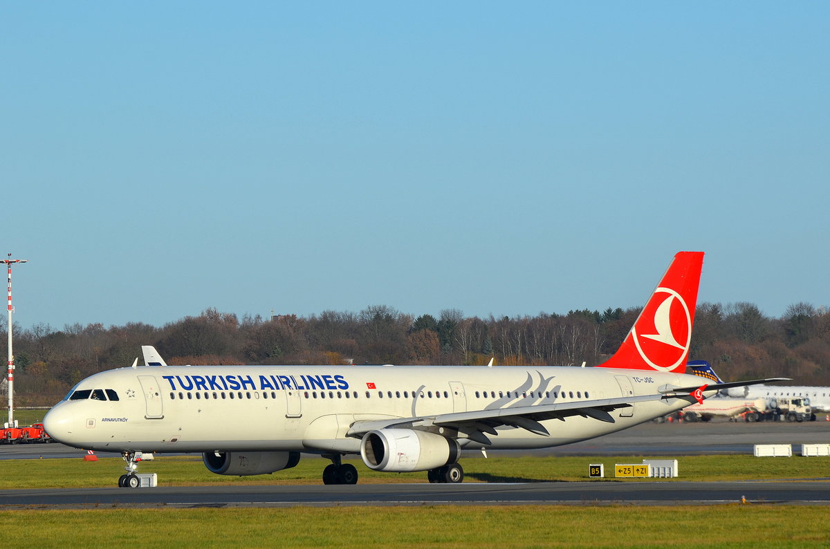 Turkish Airlines Airbus A321 TC-JSC Arnavutköy (Arnavutköy ist ein Stadtteil von Istanbul im Westen der Stadt) beim rollen zum Start am Flughafen Hamburg Helmut Schmidt aufgenommen am 27.11.16