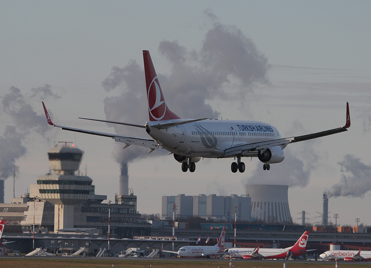 Turkish Airlines B 737-8F2 TC-JFZ bei der Landung in Berlin-Tegel am 11.01.2014