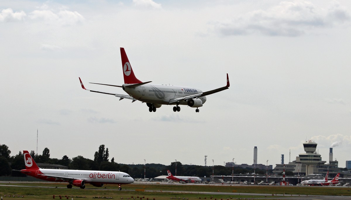 Turkish Airlines bei der Landung in Berlin-Tegel, eine Air Berlin muss warten.
B737-800, Reg-ID: TC-JFV