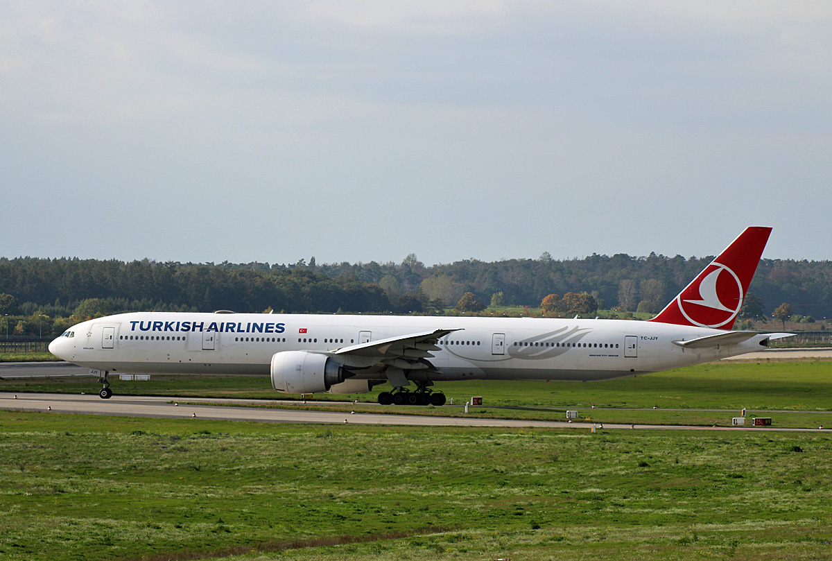Turkish Airlines, Boeing B 777-3F2(ER), TC-JJY, BER, 08.10.2022