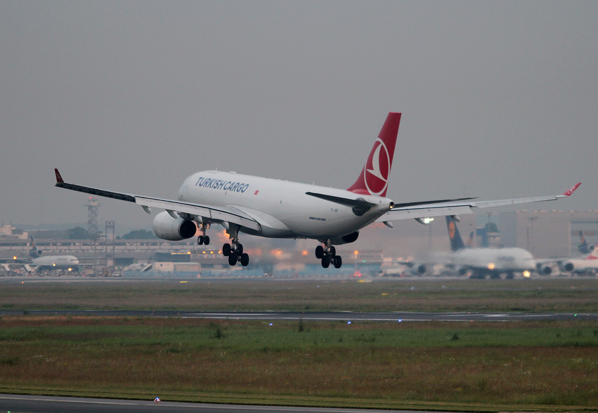 Turkish Airlines Cargo A 330-243F TC-JDP bei der Landung am frhen Morgen des 12.06.2013 in Frankfurt
