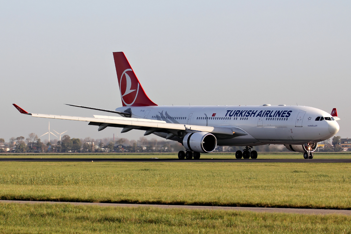 Turkish Airlines TC-JIL nach der Landung in Amsterdam 1.11.2014