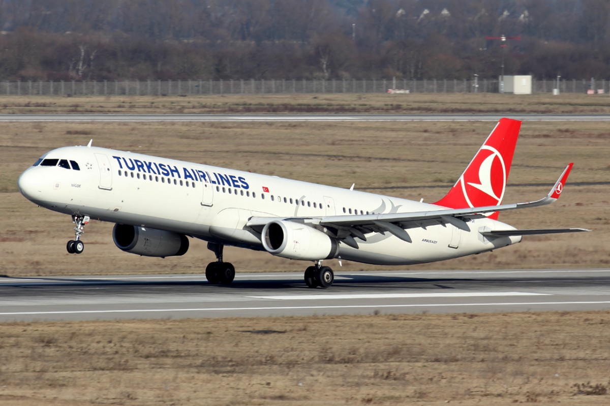 Turkish Airlines TC-JSF beim Start in Düsseldorf 14.2.2015