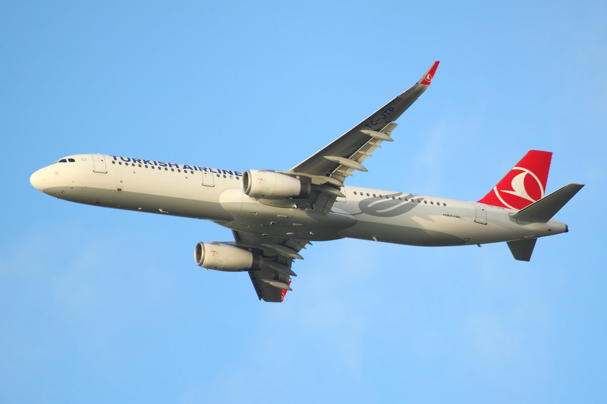 Turkish Airlines, TC-JTP, Airbus A321-231. Gestartet in Köln-Bonn (CGN/EDDK) am 16.07.2017 nach Istanbul-Atatürk (IST).