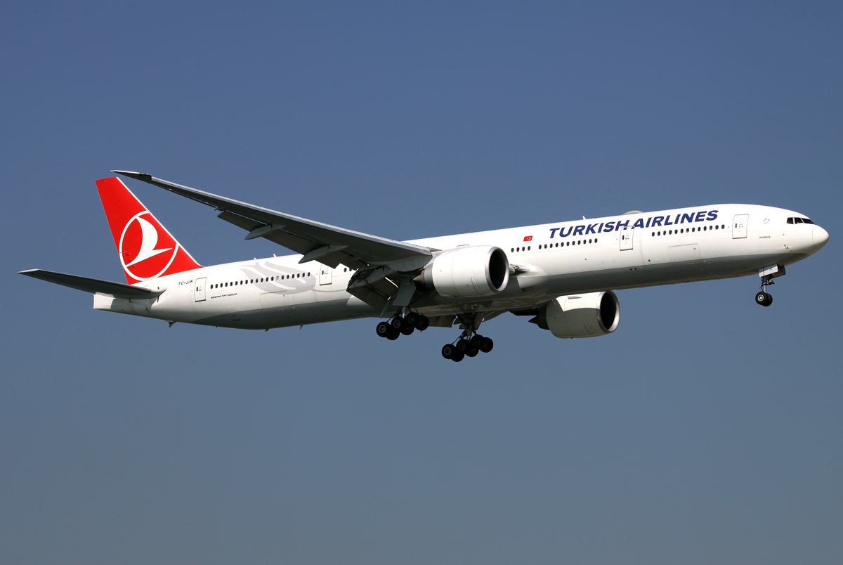 Turkish B777-300 TC-JJK im Anflug auf 23 in IST / LTBA / Istanbul Ataturk am 21.03.2014
