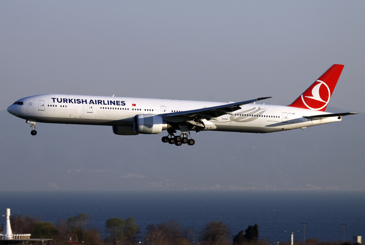 Turkish B777-300 VT-JEN im Anflug auf 23 in IST / LTBA / Istanbul am 21.03.2014