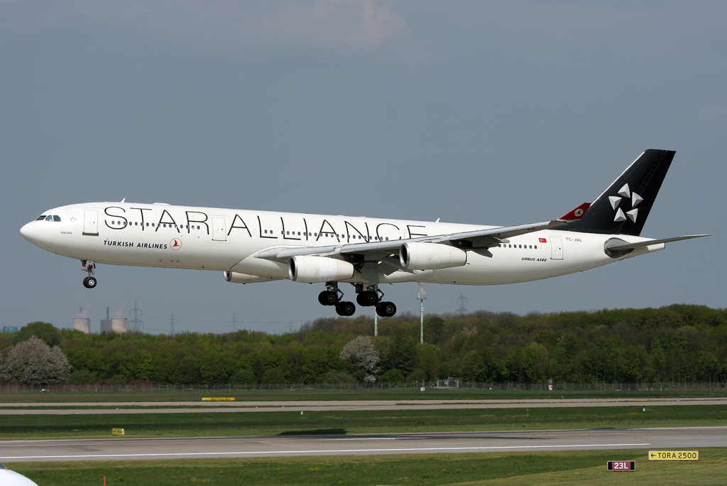 Turkish Star Alliance A340-300 TC-JDL über der 23L in DUS / EDDL / Düsseldorf am 16.04.2011