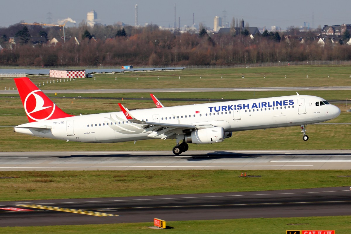 Turkish TC-JTE bei der Landung in Düsseldorf 27.2.2016