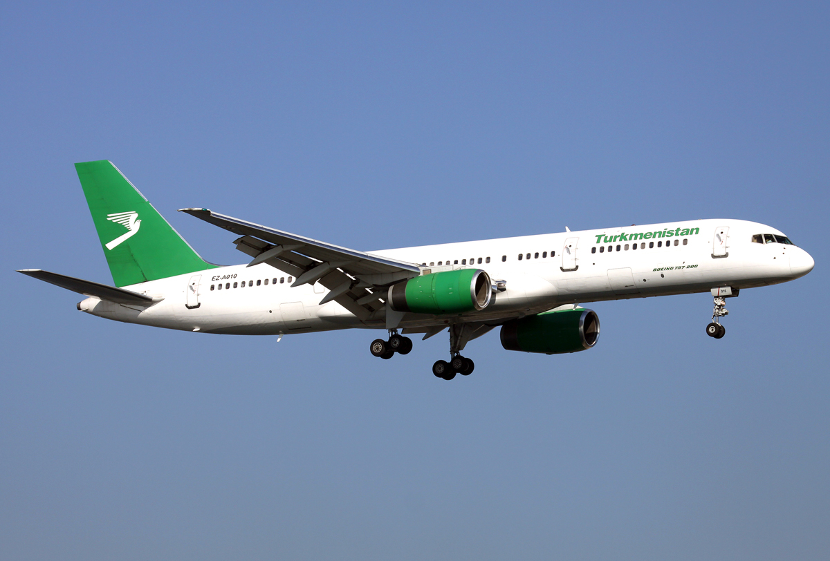 Turkmenistan B757-200 EZ-A010 im Anflug auf 23 in IST / LTBA / Istanbul Ataturk am 21.03.2014