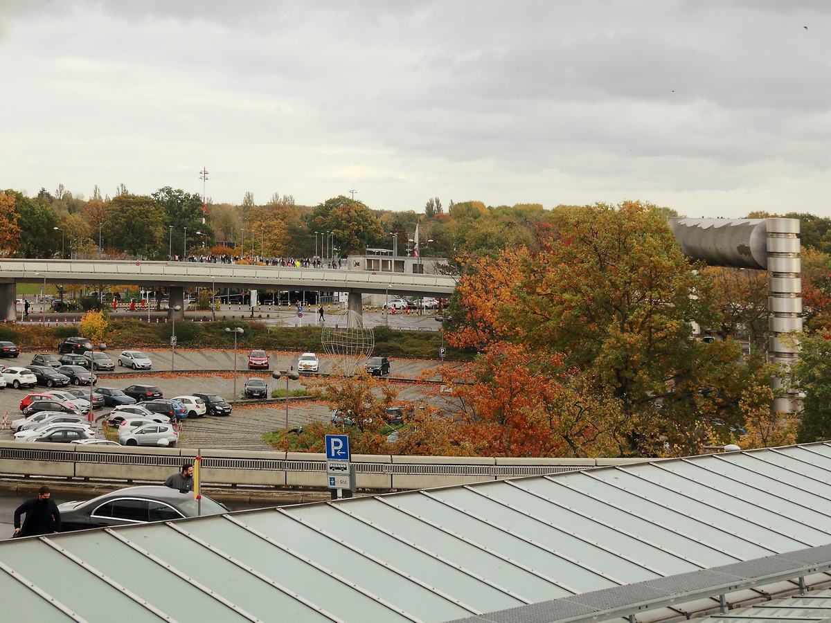 Überblick über den Anfahrbereich des Flughafen Berlin-Tegel  Otto Lilienthal  am 29. Oktober 2020.