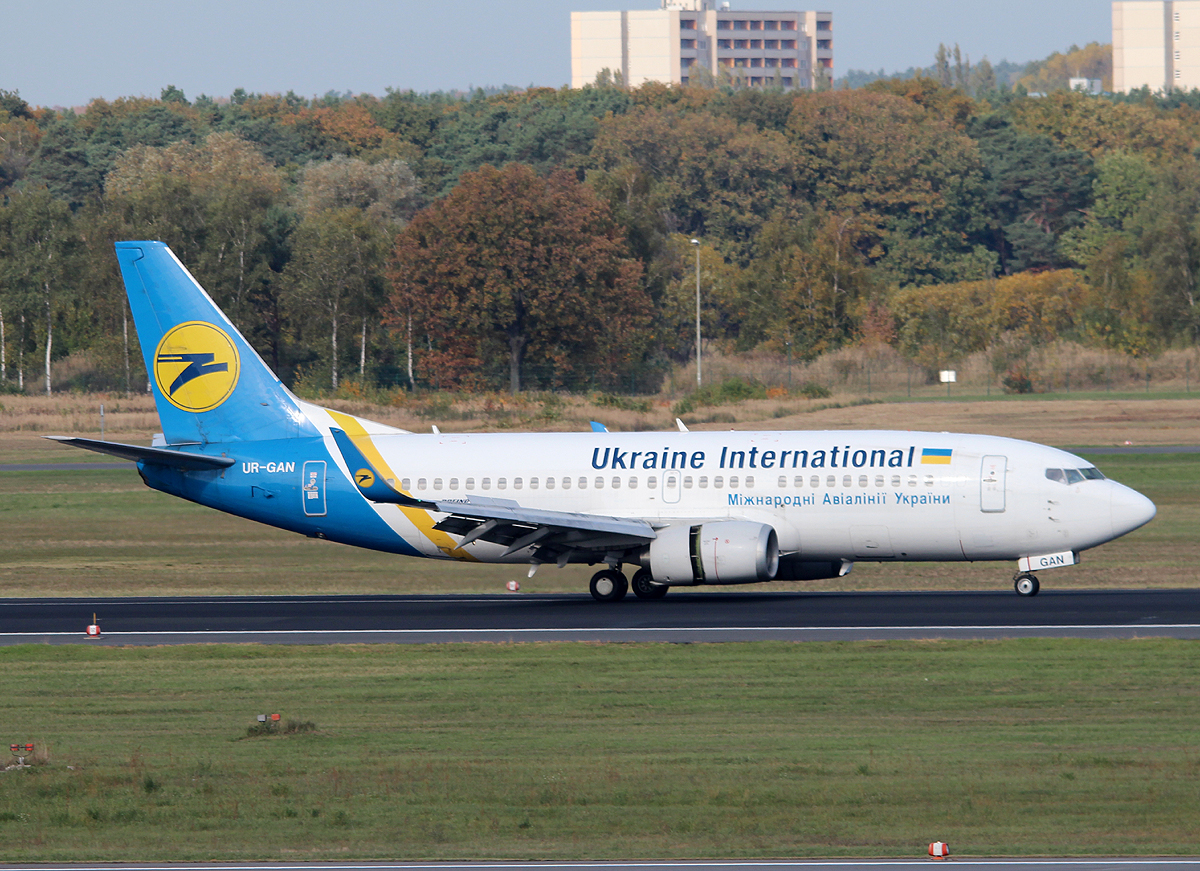 Ukraine International Airlines B 737-36N UR-GAN nach der Landung in Berlin-Tegel am 19.10.2013