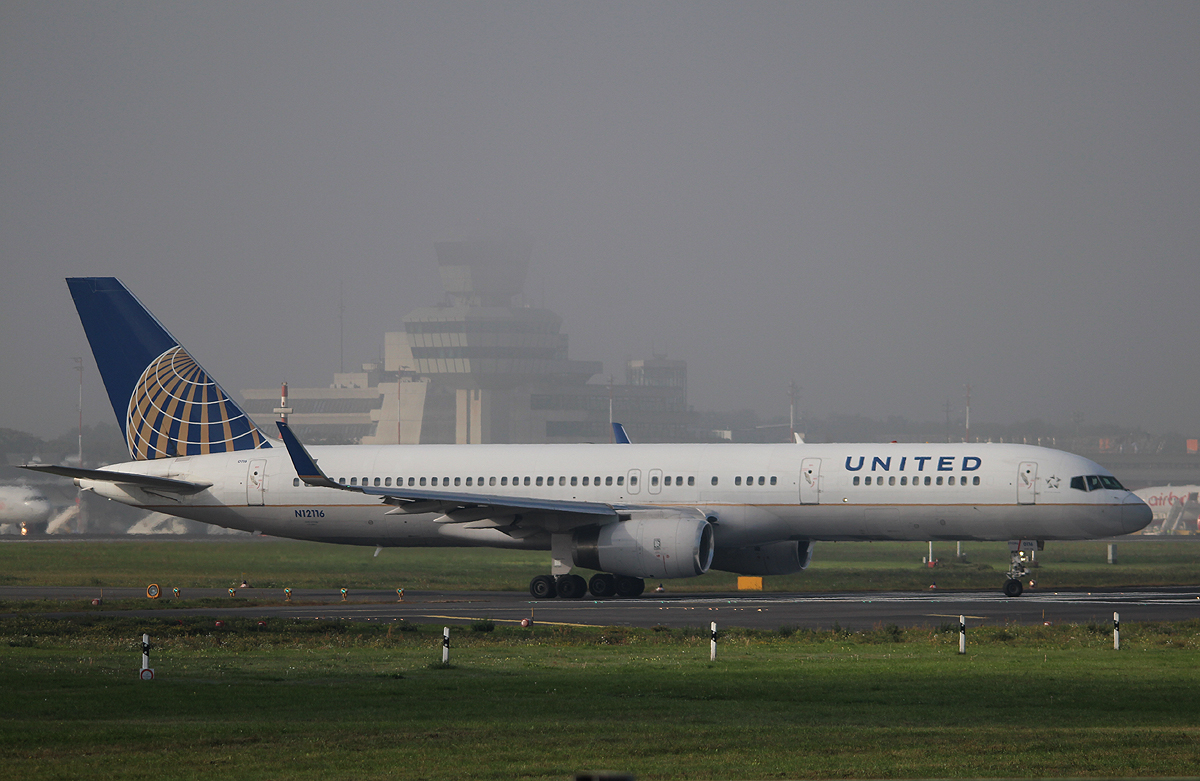 United Airlines B 757-224 N12116 kurz vor dem Start in Berlin-Tegel am 28.09.2013