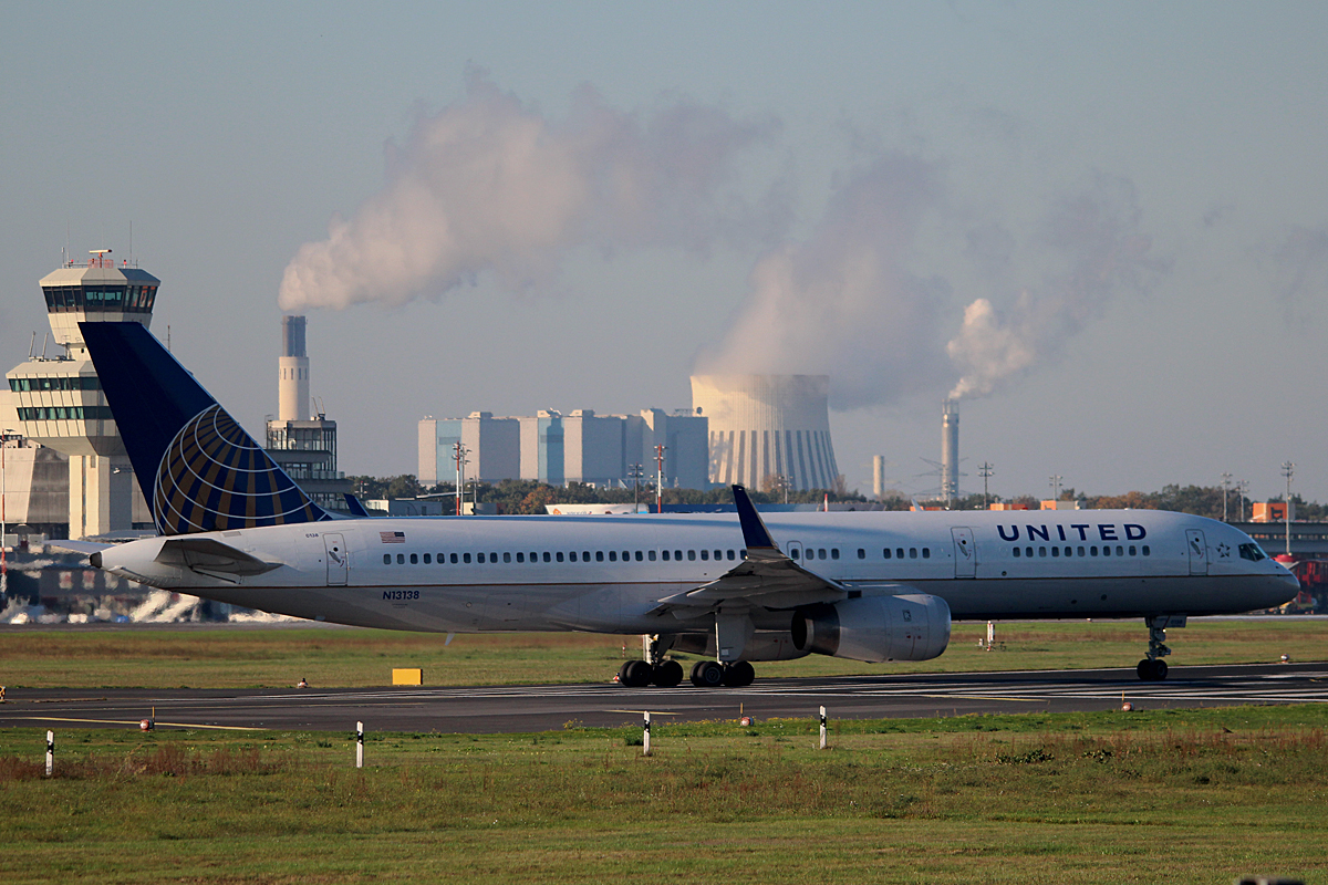 United Airlines B 757-224 N13138 kurz vor dem Start in Berlin-Tegel am 19.10.2014