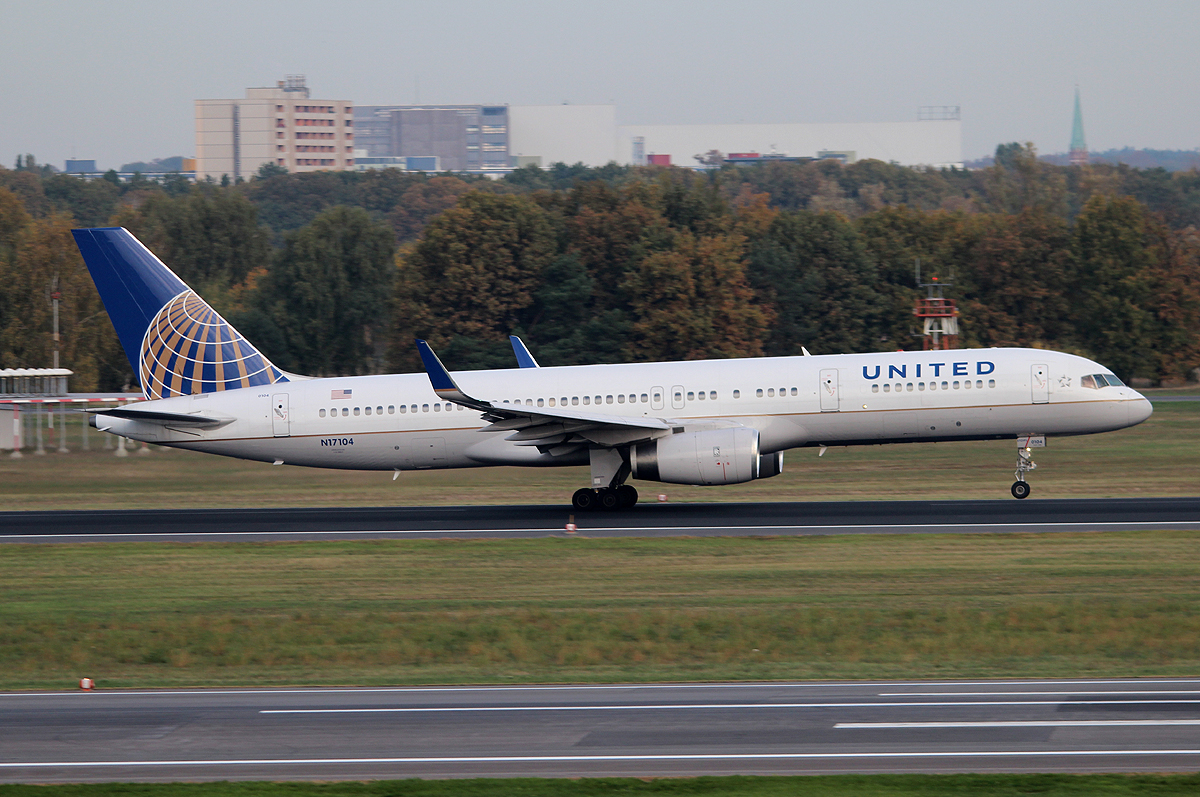 United Airlines B 757-224 N17104 beim Start in Berlin-Tegel am 19.10.2013