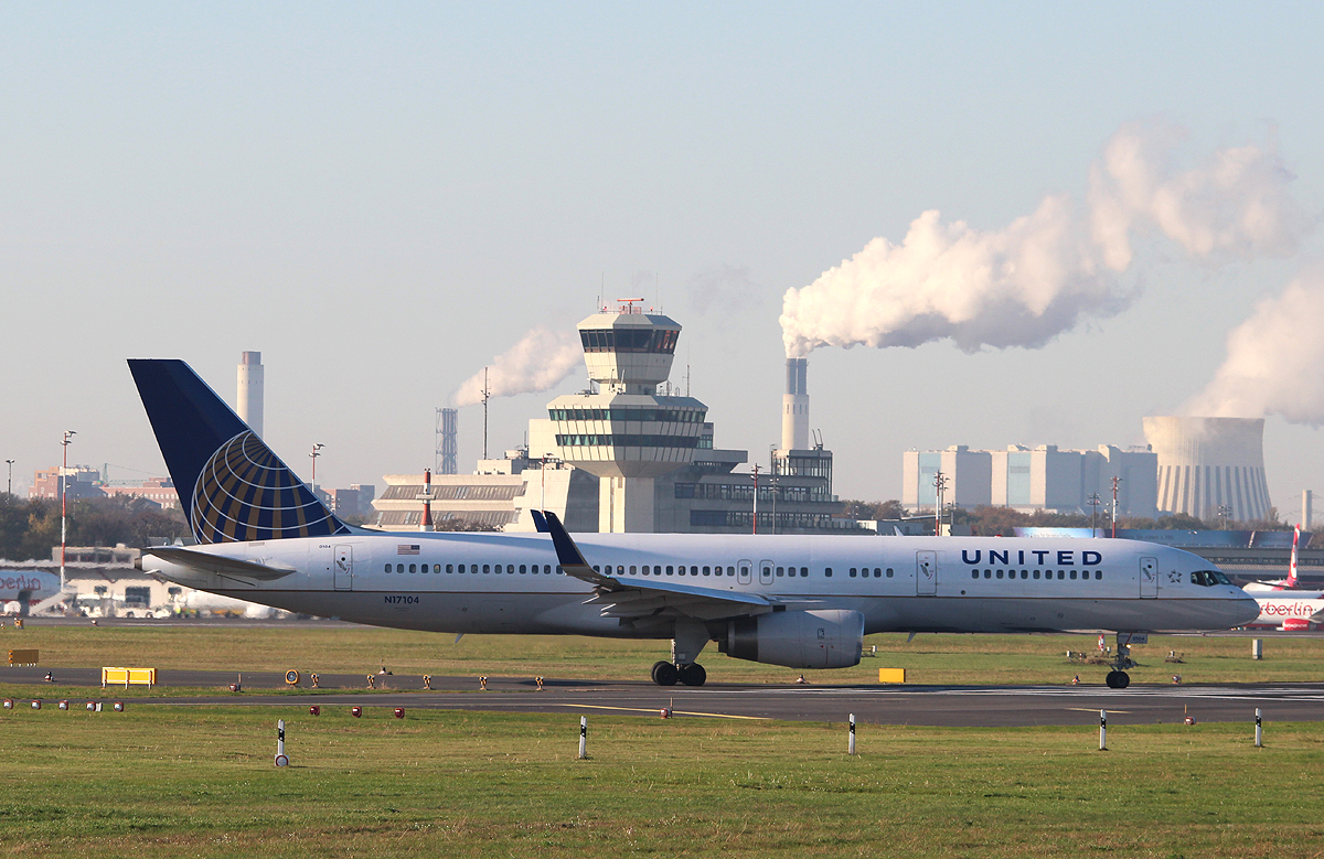 United Airlines B 757-224 N17104 kurz vor dem Start in Berlin-Tegel am 31.10.2013