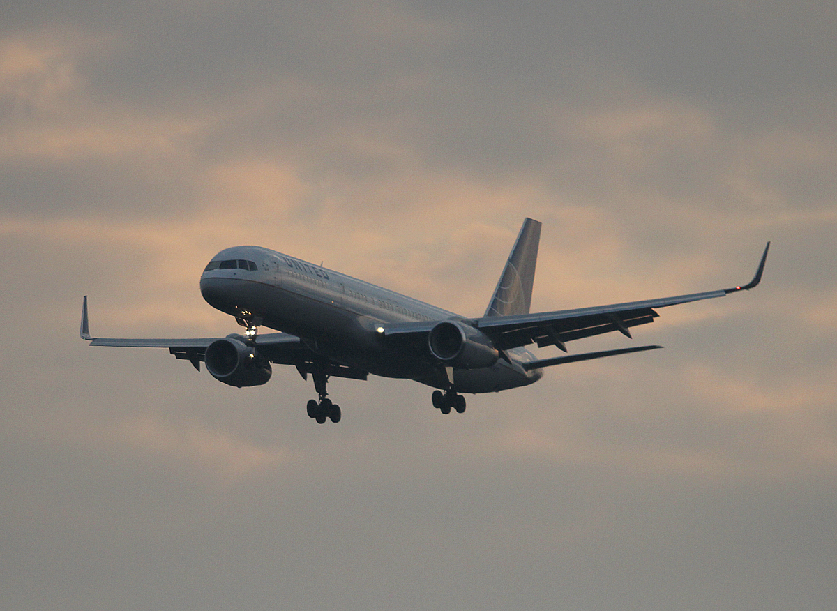 United Airlines B 757-224 N19117 im Anflug auf Frankfurt am frhen Morgen des 12.06.2013