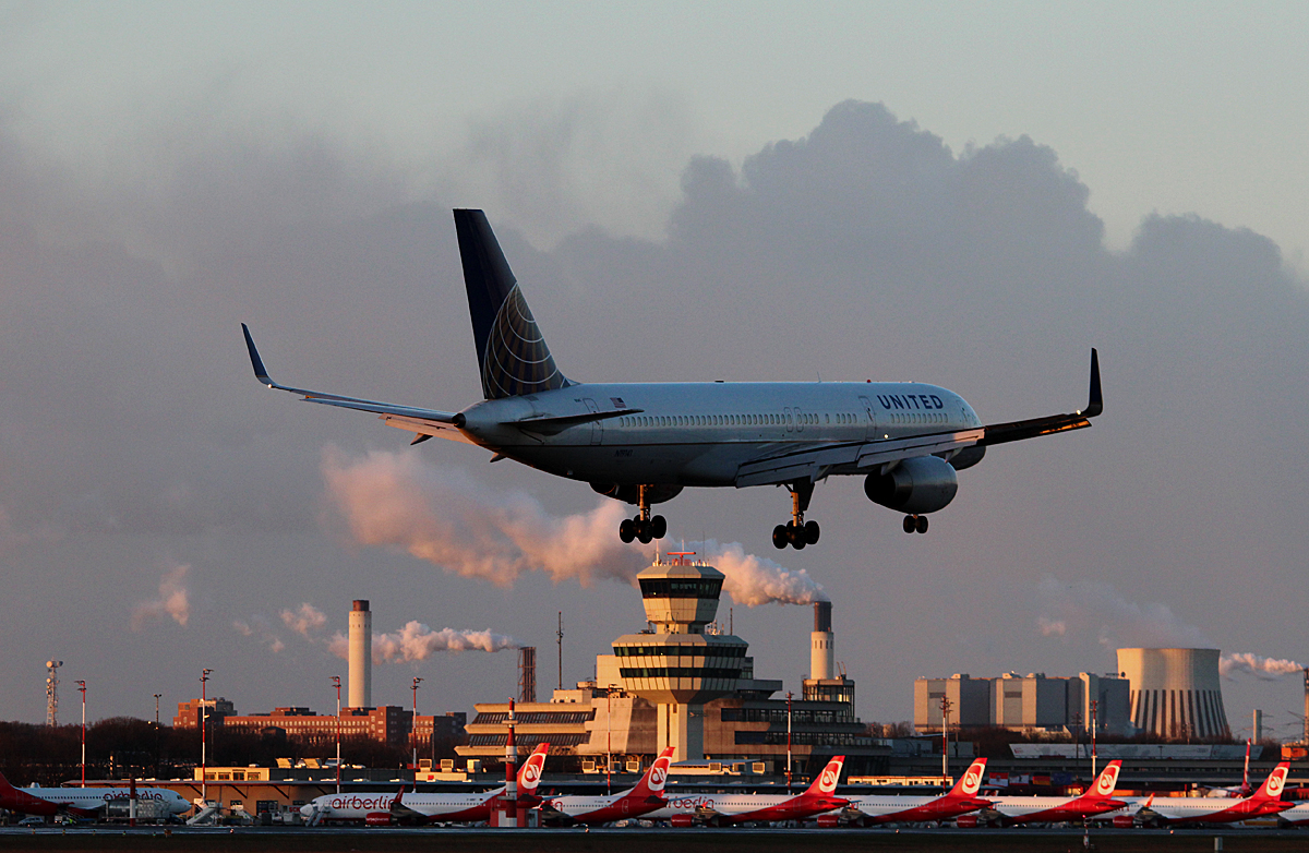 United Airlines B 757-224 N19141 bei der Landung in Berlin-Tegel am frhen Morgen des 08.02.2015
