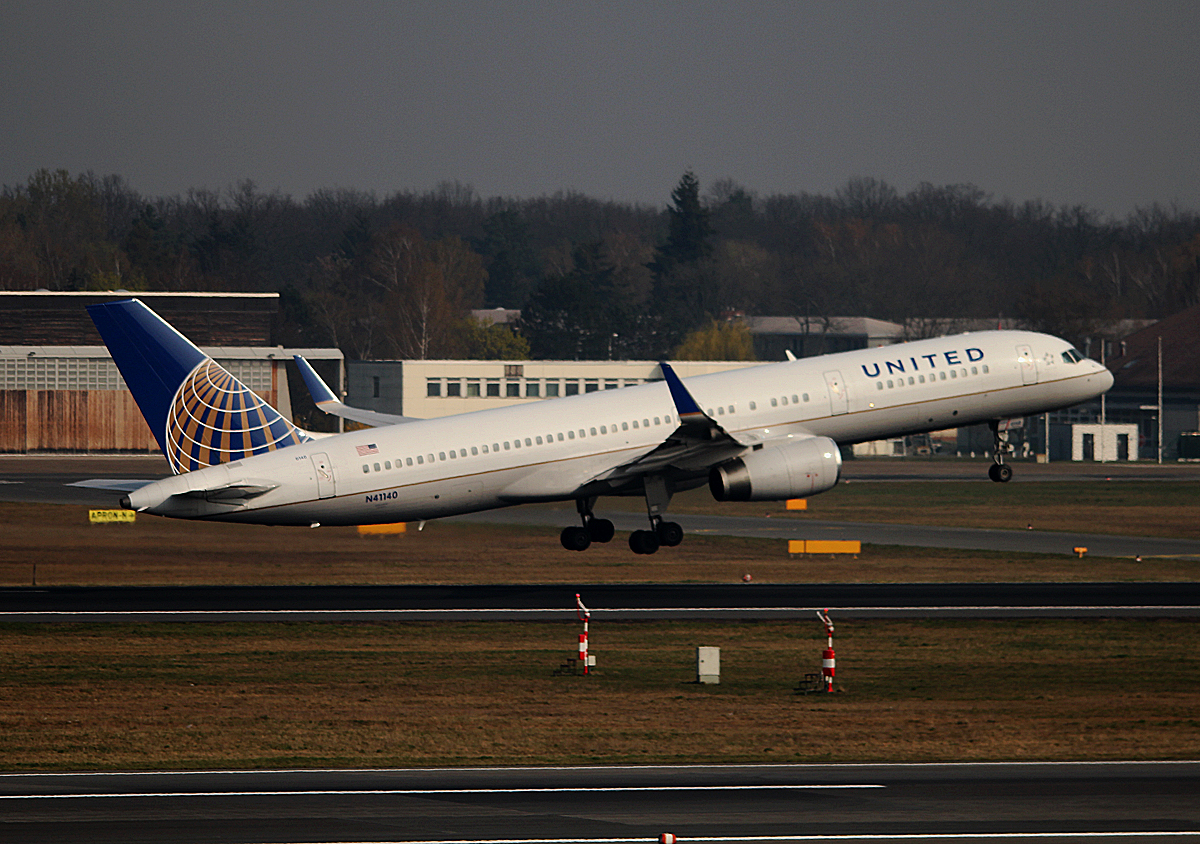 United Airlines B 757-224 N41140 beim Start in Berlin-Tegel am 29.03.2014