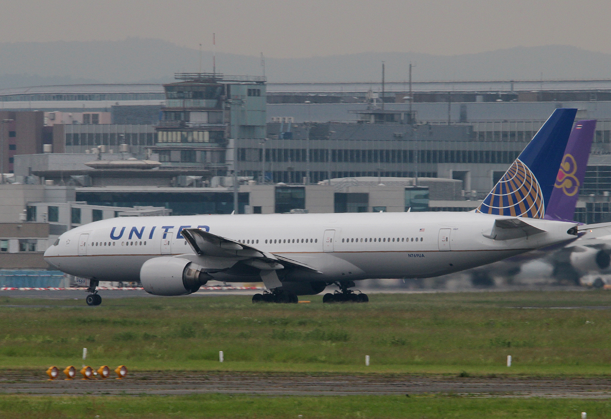 United Airlines B 777-222 N769UA beim Start in Frankfurt am 11.06.2013