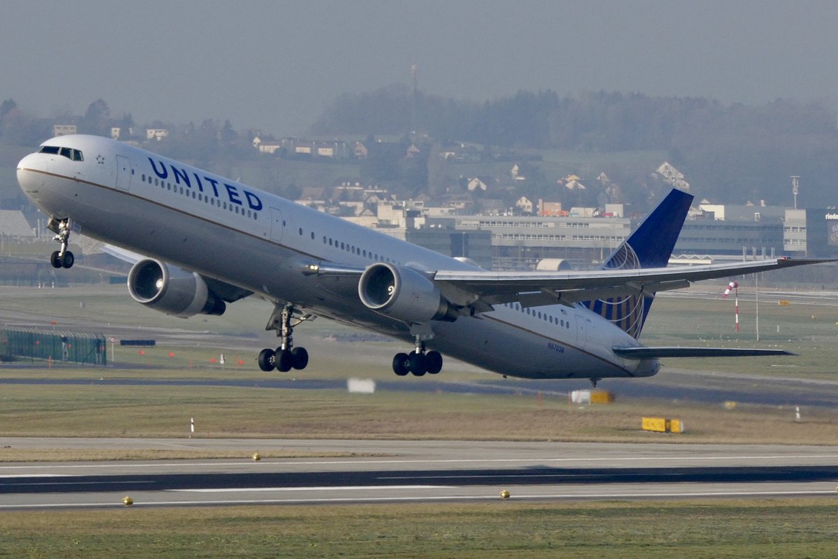 United Airlines B767-424(ER) N67058 beim Abheben am 19.1.19 in Zürich.