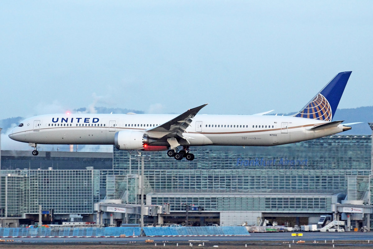 United Airlines Boeing 787-10 Dreamliner N17002 bei der Landung in Frankfurt 19.2.2021