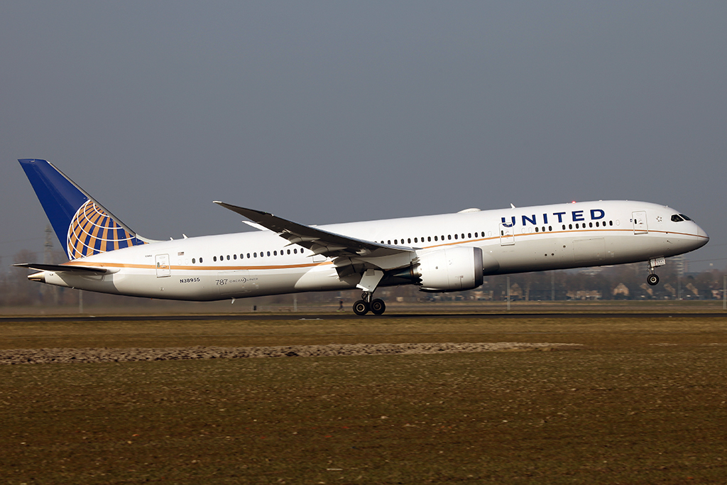 United Airlines Boeing 787 9 (Reg.: N38955) in Amsterdam am 12.03.2016